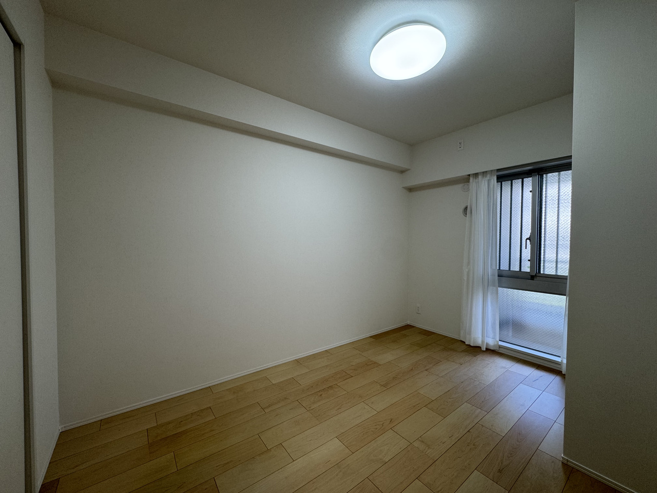 【洋室(約5.2帖)】廊下より出入り可能な独立したお部屋です。プライベートな時間をゆったりと過ごすことができます。