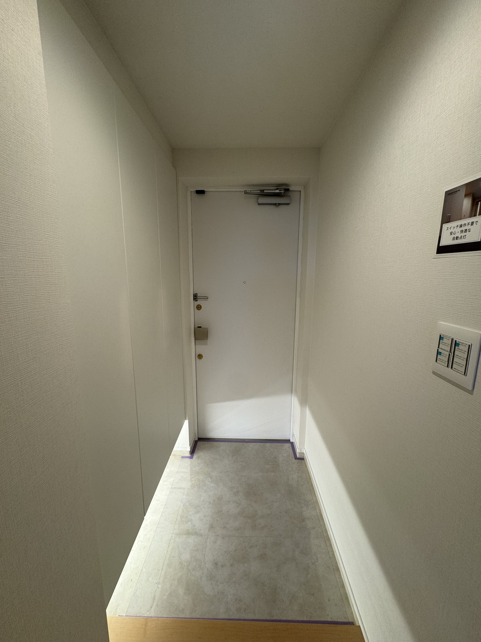 【玄関】空間を有効に活用できる、フロートタイプのシューズボックスが設置されています。間接照明が施され、足元をやさしく照らしてくれます。