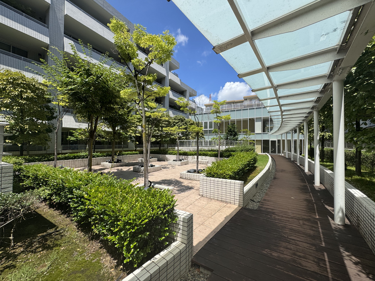 【共用部】植栽が施され、落ち着いた雰囲気の共用部です。四季折々の移り変わりをお楽しみいただけます。