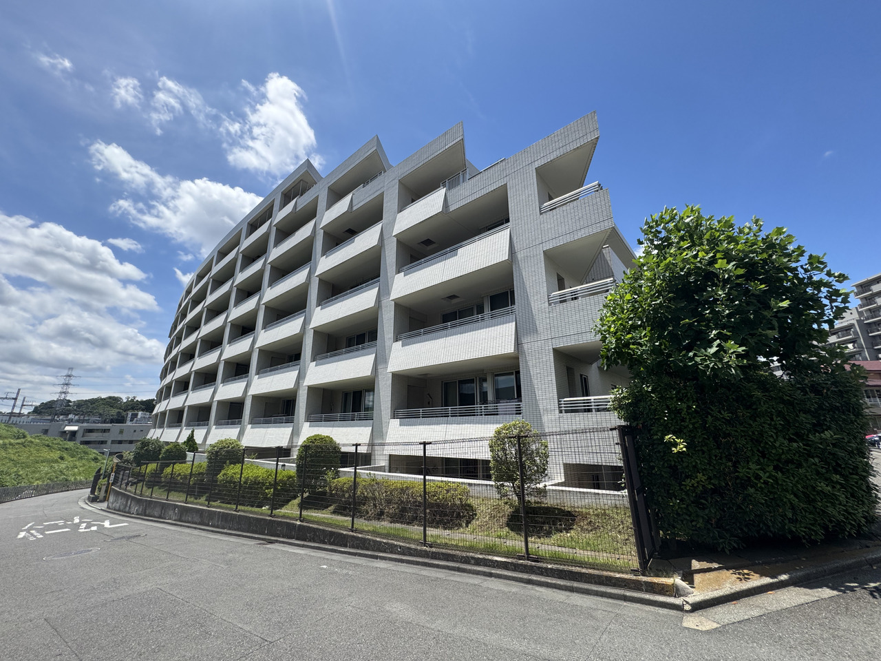 【現地外観写真】小田急小田原線「新百合ヶ丘」駅まで徒歩9分。新宿・町田方面や小田原・箱根・片瀬江ノ島方面へのアクセスがしやすく、通勤・通学やお出掛けにも便利です。