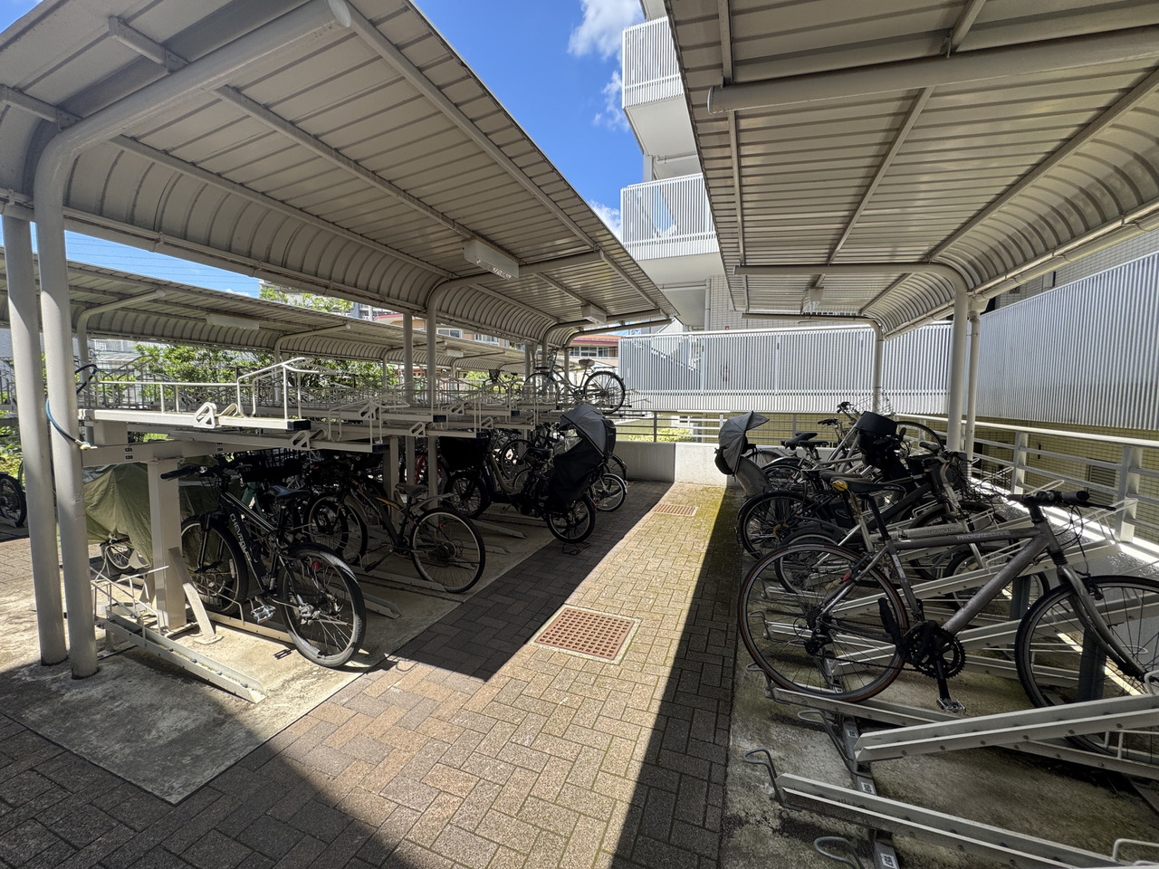 【駐輪場】屋根付きなので、自転車が雨や直射日光から守られます。2段式のサイクルラックが設置されています。