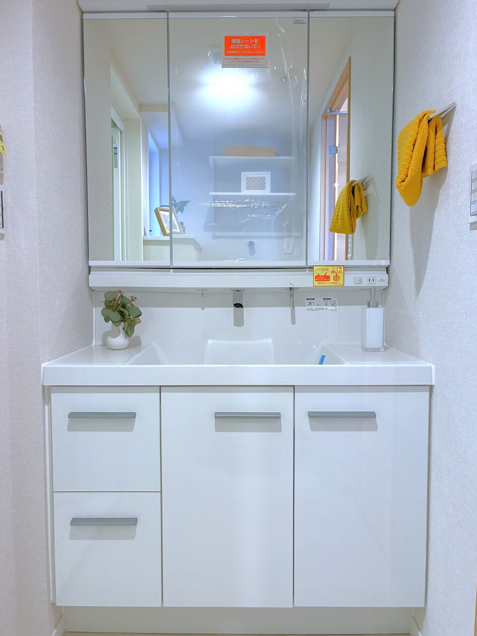 【洗面所】身支度がしやすく、収納力のある三面鏡付き洗面化粧台が備えられています。ボウル下にも収納スペースがあり、ドライヤー・ヘアアイロン等をすっきり収納できます。