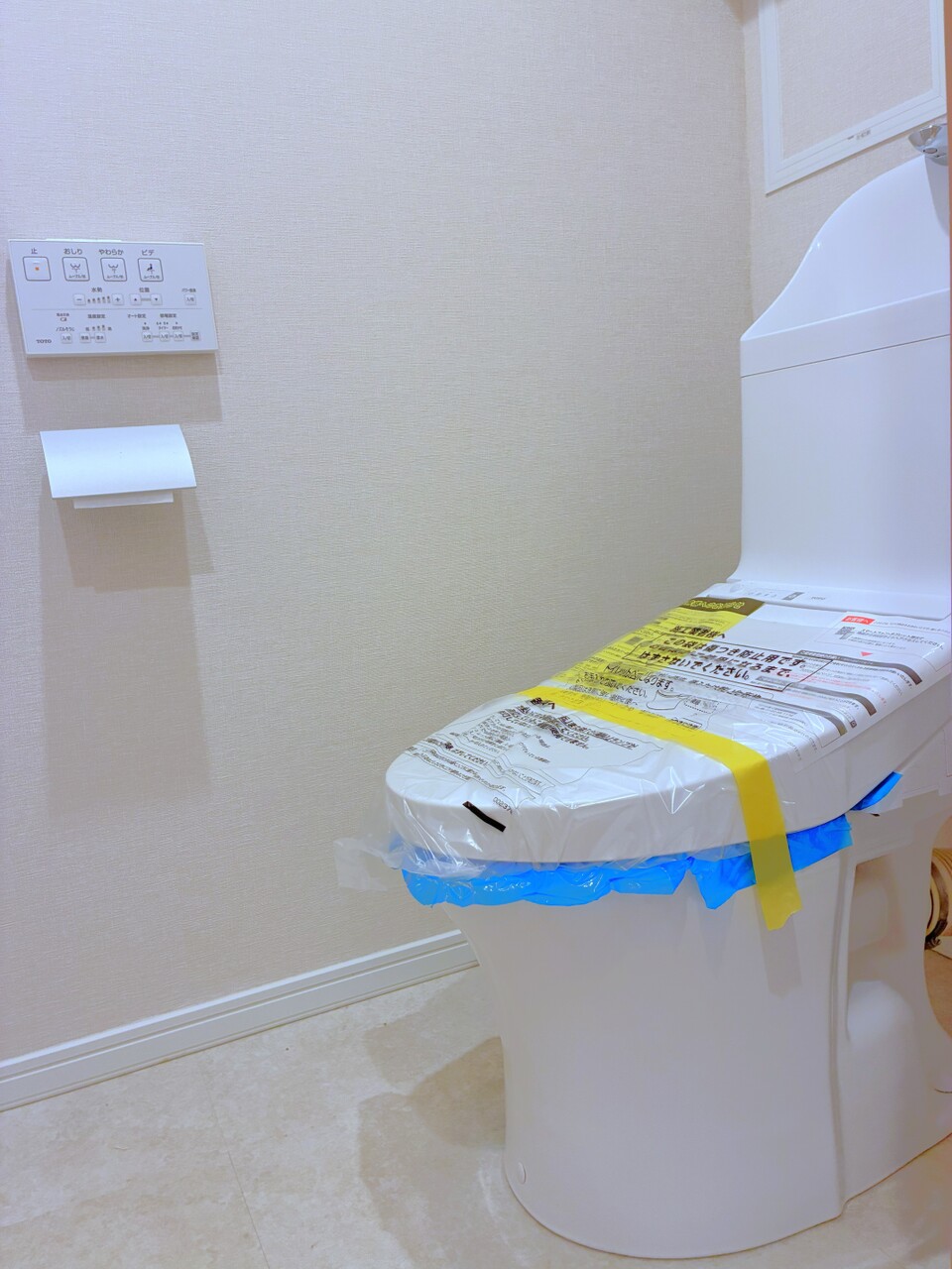 【トイレ】リモコンが壁に設置されているため、座ったままでもスムーズに操作ができます。シンプルなデザインで、日々のお手入れがしやすそうです。