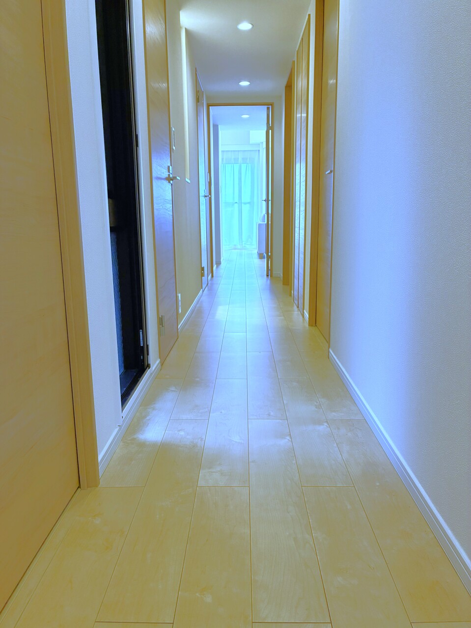 【廊下】木目調の床や建具が採用された、落ち着いた雰囲気の廊下です。玄関からLDへ繋がっています。廊下収納が採用されています。