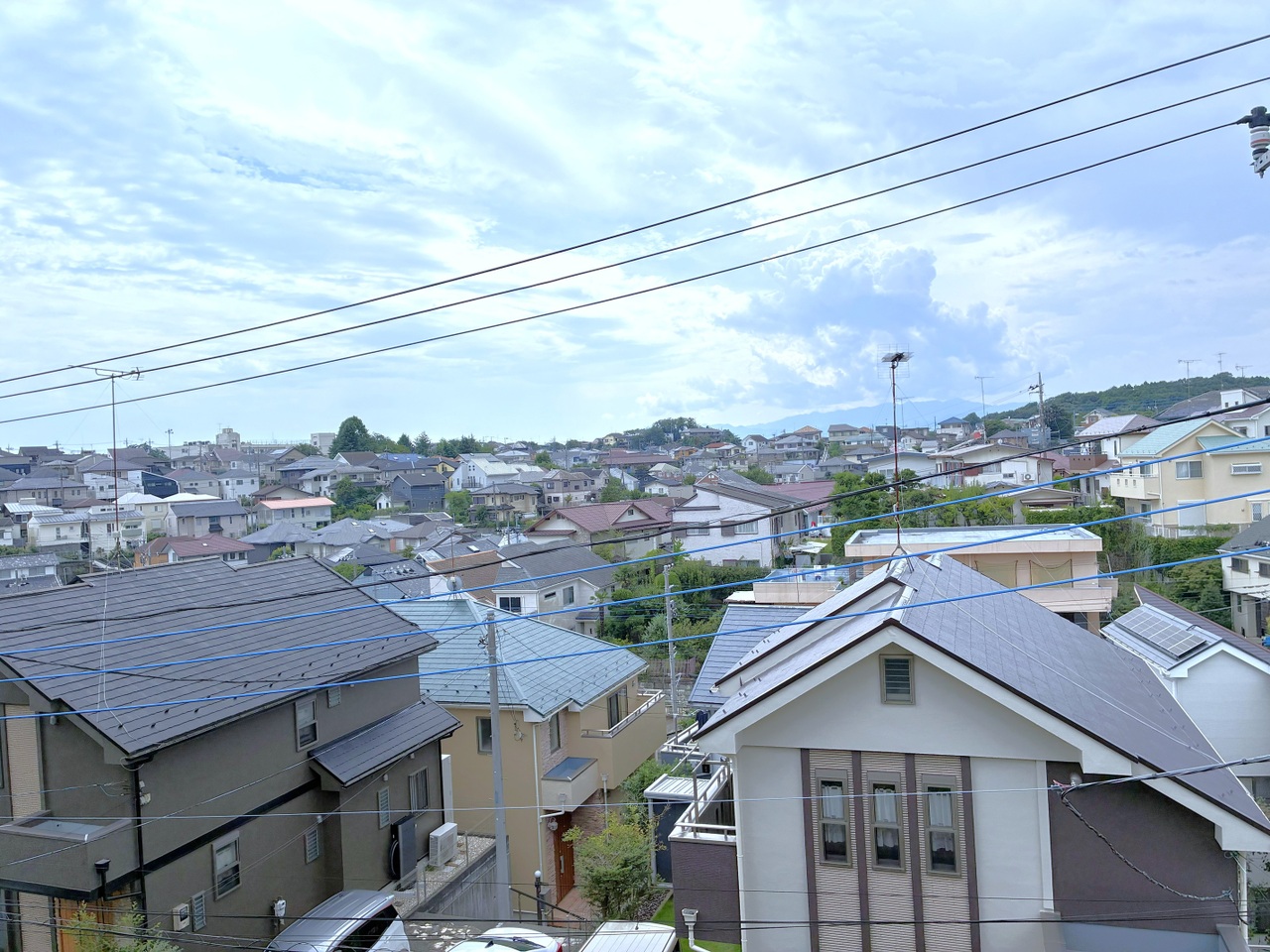 【住戸からの眺望】高台に位置しているので、眺望良好です。空や周辺の景色を眺めて、気軽にリフレッシュできそうです。※眺望は将来にわたって保証するものではありません。