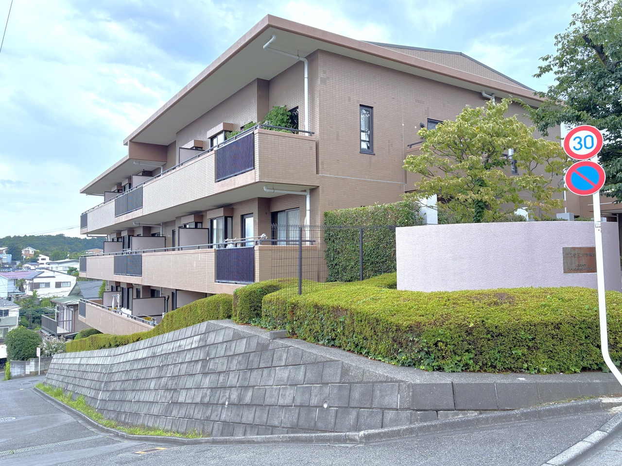 【現地外観】小田急小田原線「玉川学園前」駅まで徒歩9分。鉄筋コンクリート造地上3階建の2階部分、角住戸です。スーパー、コンビニ、小学校などが徒歩10分圏内にあり、生活利便施設が充実した環境です。