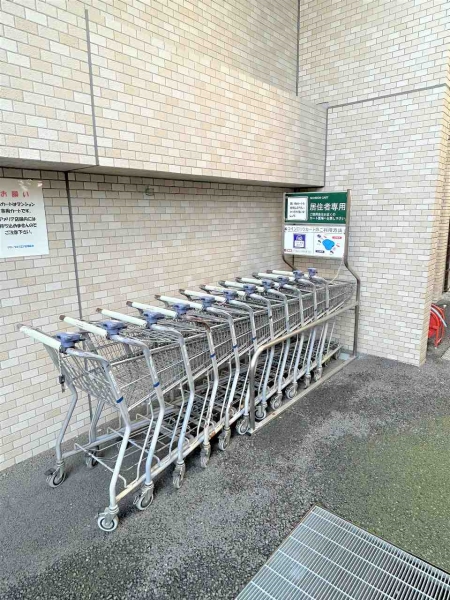 お荷物の運搬に使用可能なカートがございます