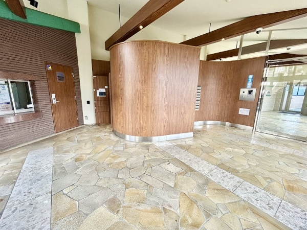 おしゃれなエントランスがお出迎え