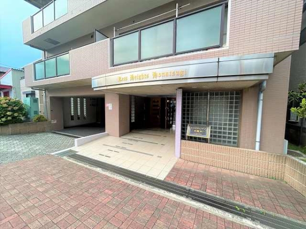 落ち着いた雰囲気のエントランス