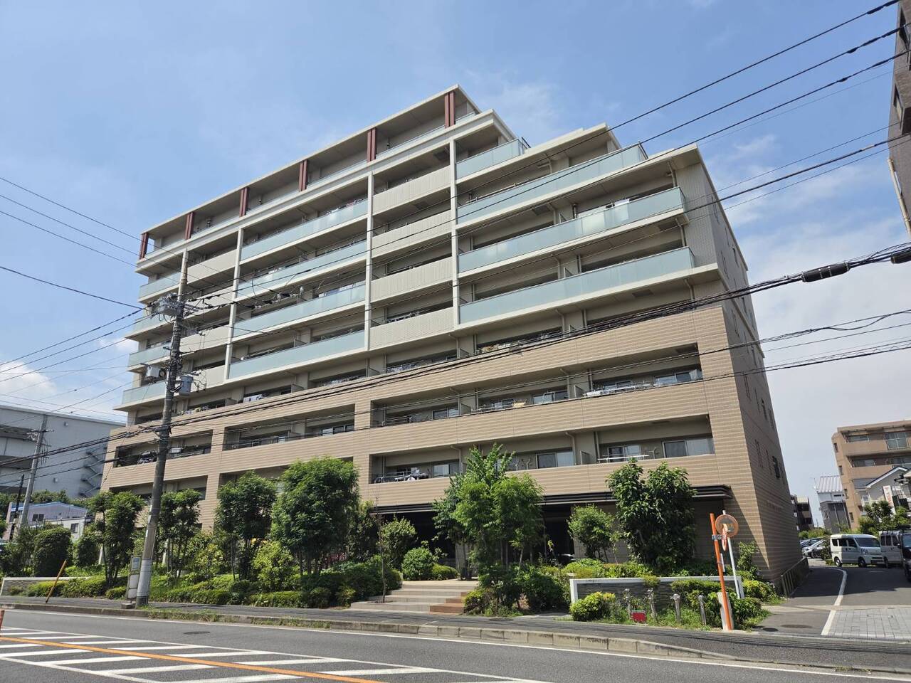 【現地外観】東急田園都市線「中央林間駅」まで徒歩19分。鉄筋コンクリート造9階建、1階部分に位置する、3LDK住戸。陽当たり良好な住まいです。