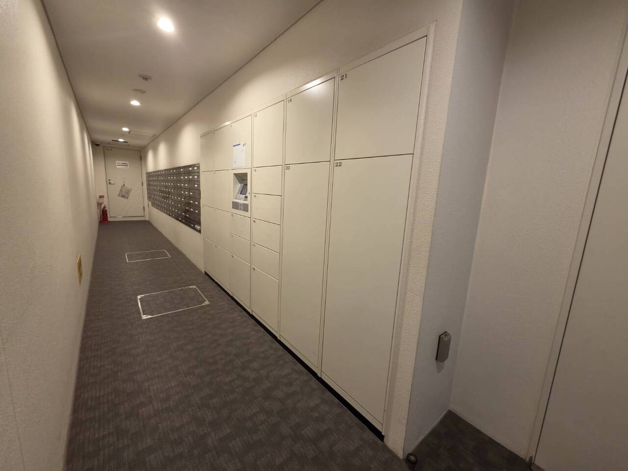 【宅配ボックス】不在時に荷物を受け取ることができる、宅配ボックスです。再配達の手間が省けて便利です。非対面での受取にも活用できます。