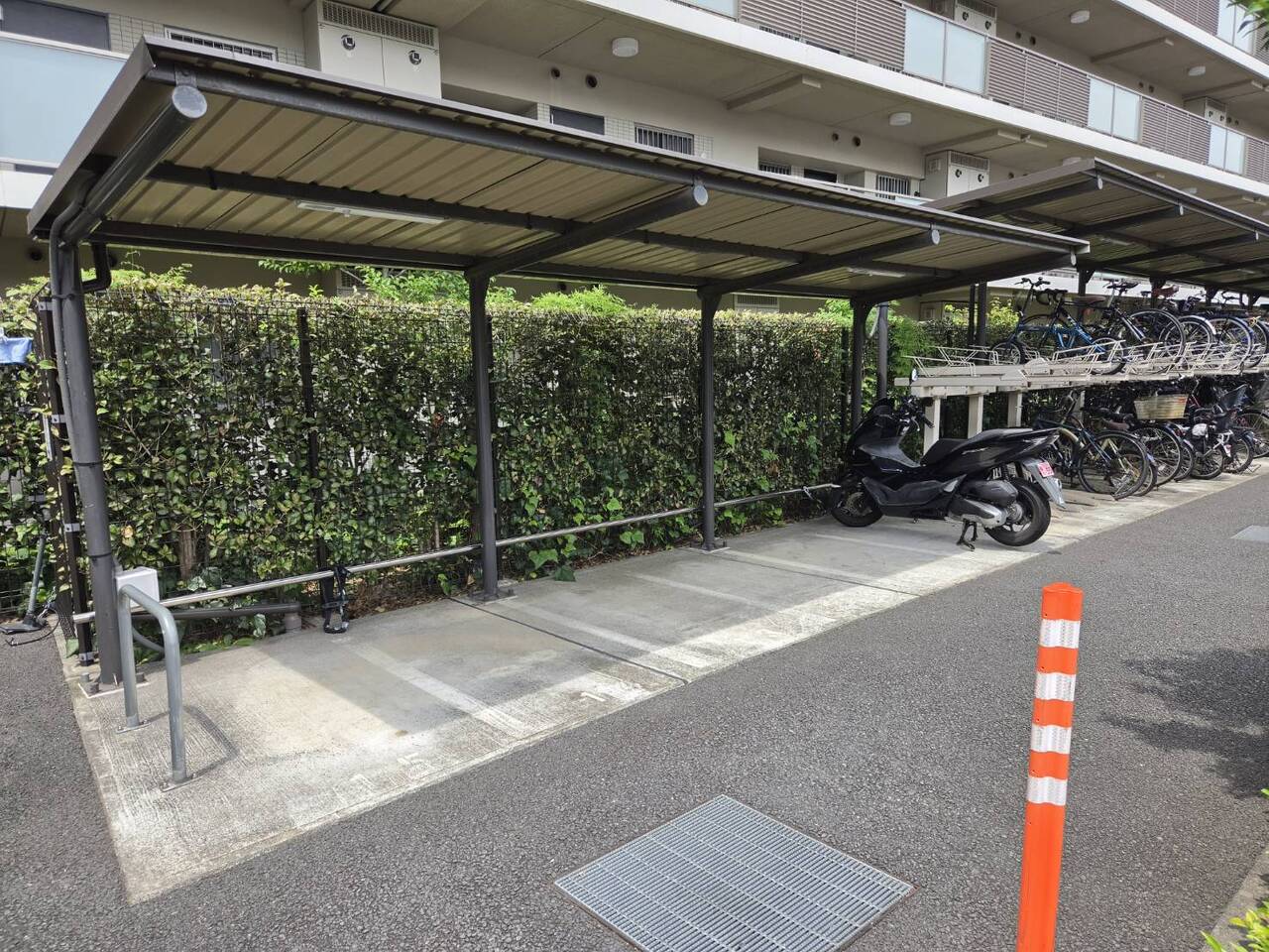【バイク置場】マンション敷地内のバイク置場です。駐車可能なサイズなど、ぜひ現地にてご確認ください。ご相談お待ちしております。