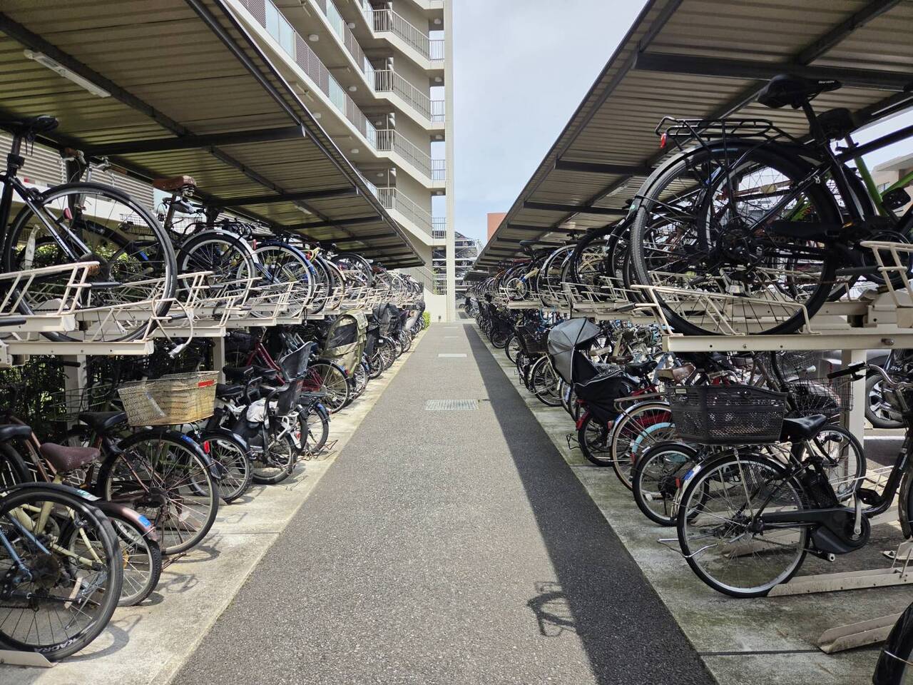 【駐輪場】2段式サイクルラックが設置されています。屋根付きなので、大切な自転車を雨などから守ってくれます。空き状況・詳細などはお気軽に担当者までお尋ねください。