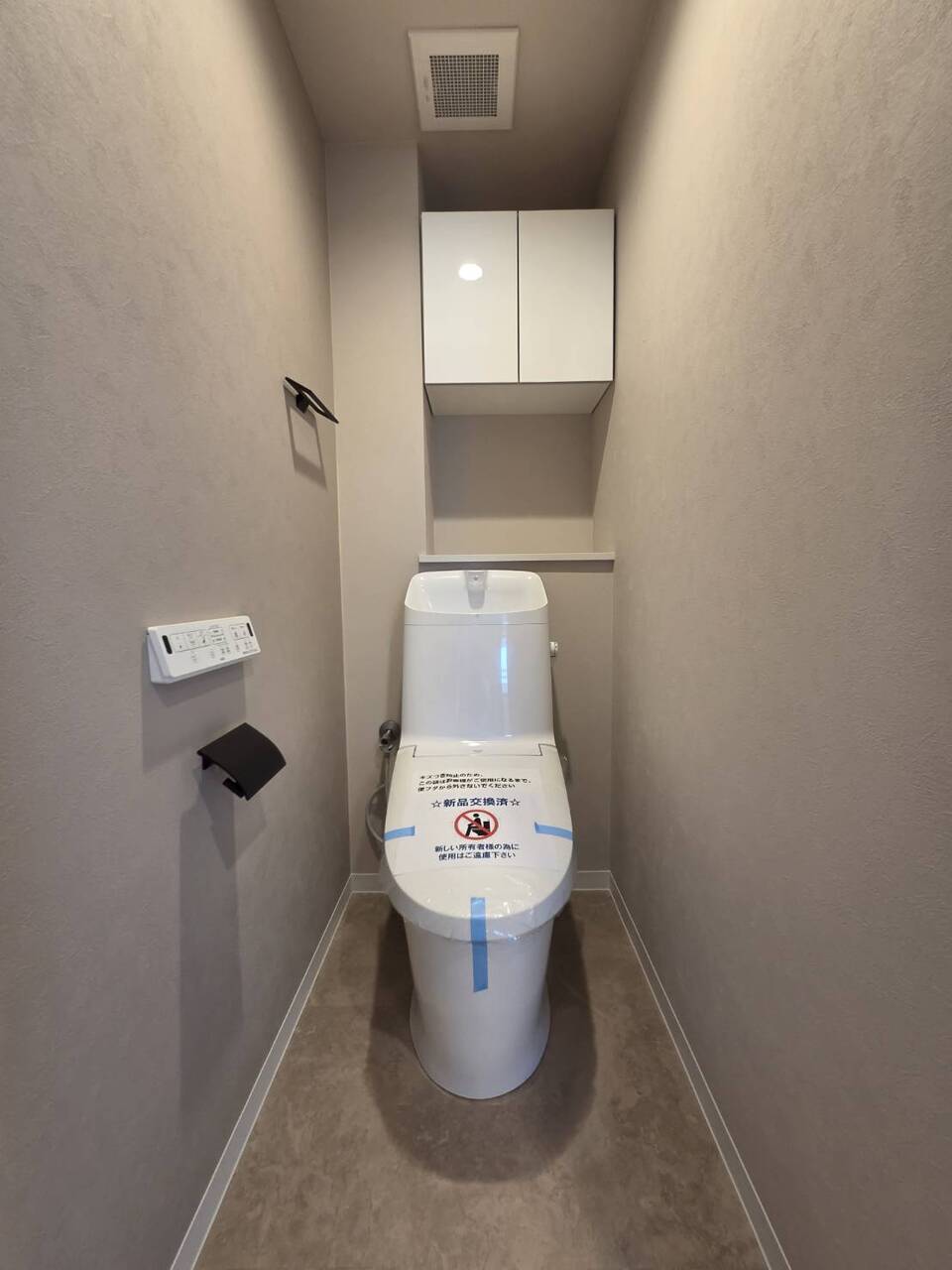 【トイレ】年間を通して快適に使用できる、温水洗浄便座付きのトイレです。シンプルなデザインで、日々のお手入れがしやすそうです。