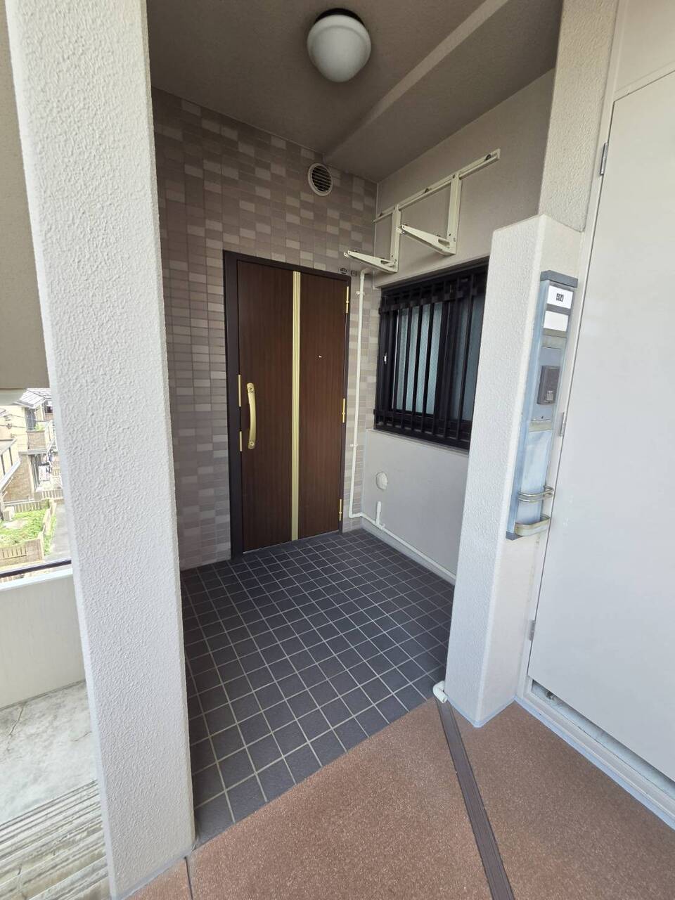 【玄関/アルコープ】アルコープが設けられています。玄関から居住空間が見えにくく、プライバシー面に配慮された設計です。