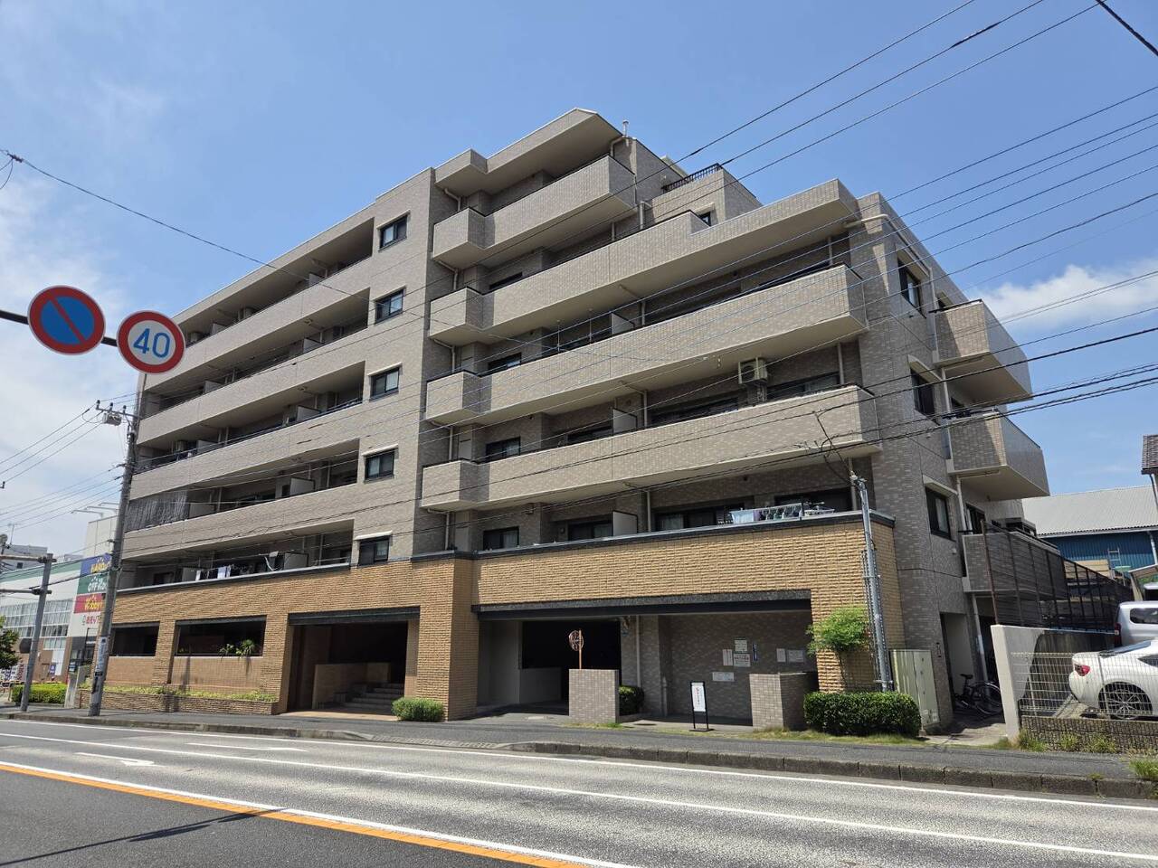 【現地外観】東急田園都市線「つきみ野」駅まで徒歩13分。総戸数32戸、鉄筋コンクリート造6階建の4階に位置しています。2026年6月内装リフォーム実施済です。