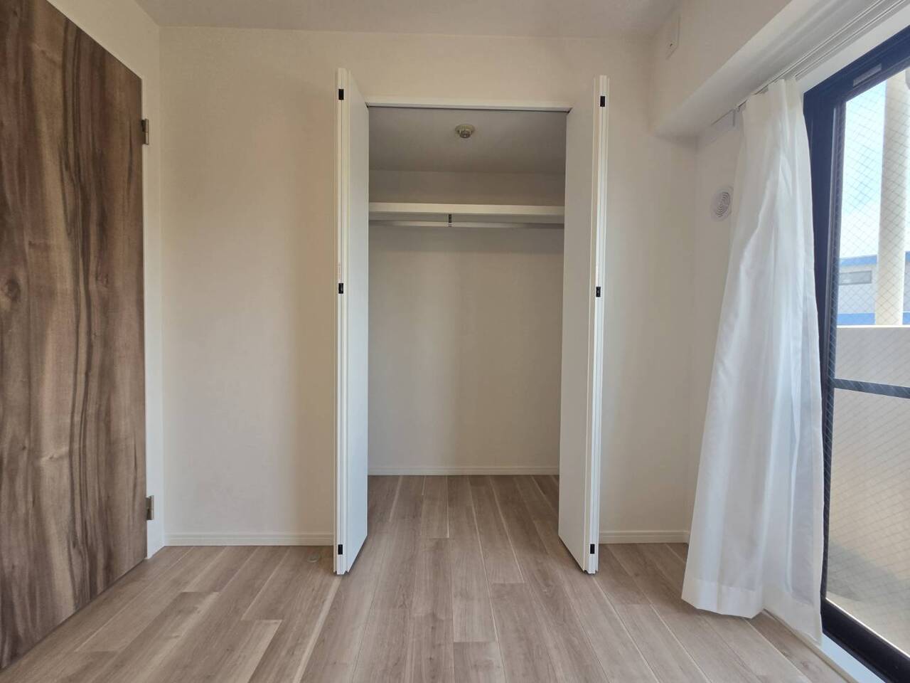 【洋室/約6.0帖】シンプルな内装なので、幅広いテイストのインテリアと調和します。お好みの家具を飾ってお部屋づくりを楽しめそうです。