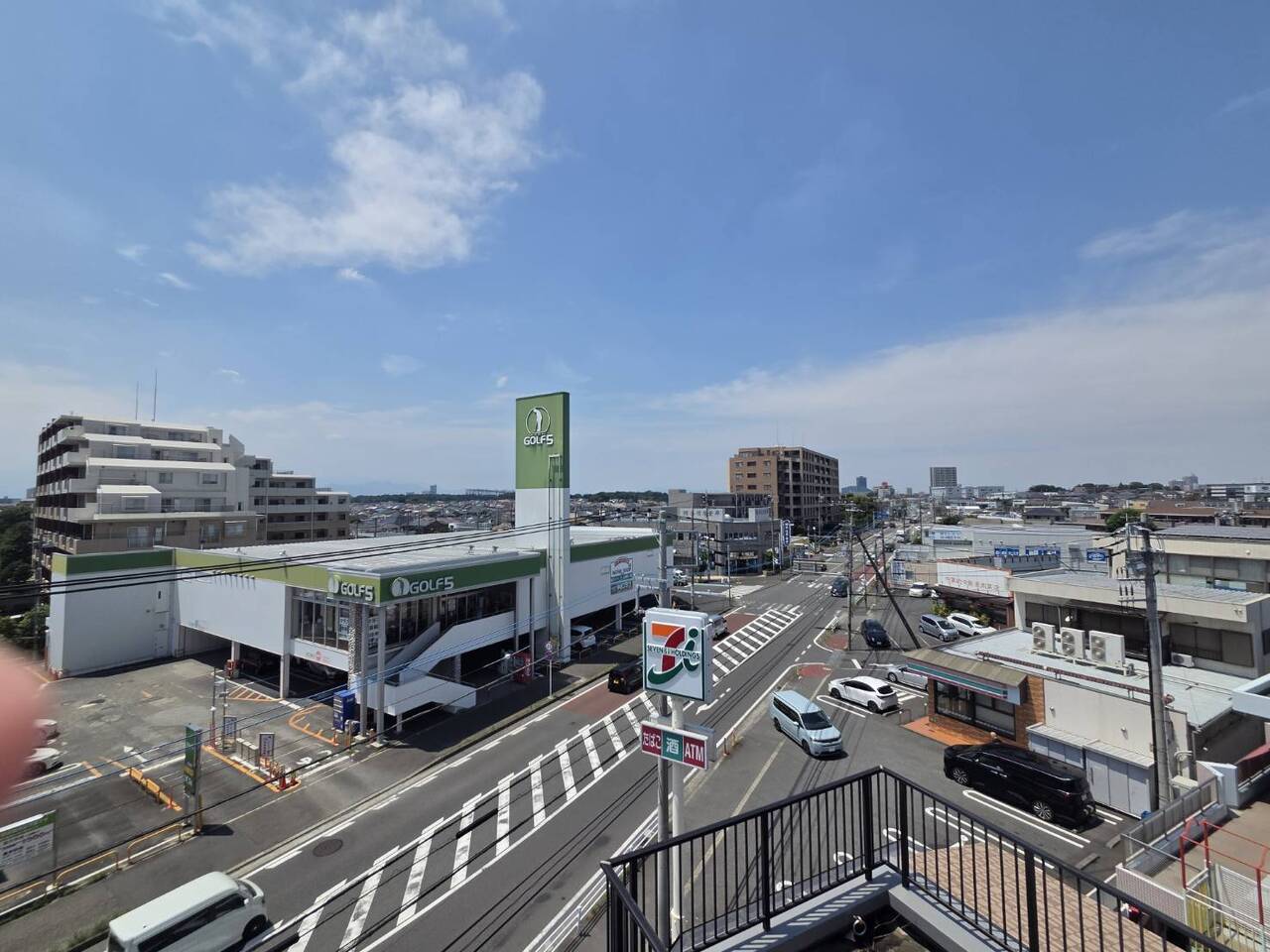 【バルコニーからの眺望】地上5階建の最上階に位置しており、開放的な景色を眺めることができます。※眺望は将来にわたって保証するものではありません。