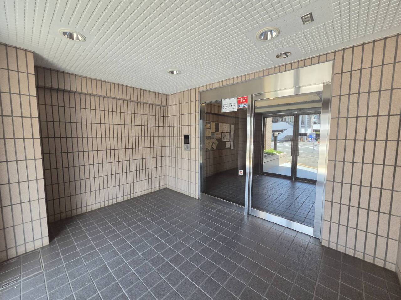 【エントランス】手入れが行き届いた、綺麗なエントランスです。屋根付きなので、傘をさして帰ってきたときに、慌てずに傘を閉じることができます。