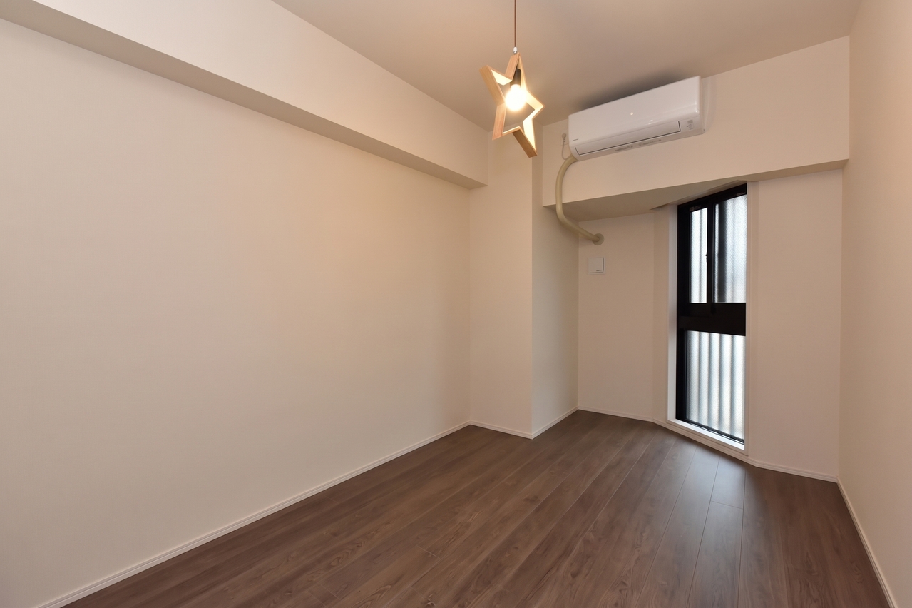 【洋室/約6.2帖】独立したお部屋で、洋室の中で最も広いため、主寝室におすすめです。収納付きです。※家具消しの修正をしています。