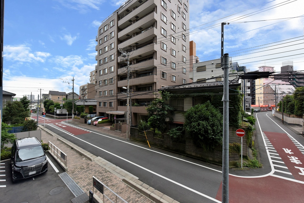 【住戸からの眺望写真】晴れた日には気持ちのいい青空を見渡すことができます。家事や仕事の合間に景色を眺めてリラックスできそうです。※眺望は将来にわたって保証するものではありません。