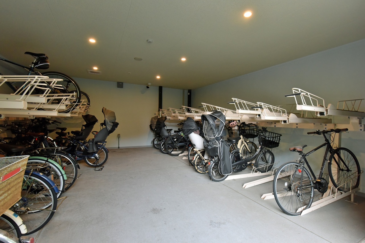 【駐輪場】雨風から自転車を守ることができる、屋根付きの駐輪場が備わっています。お天気の悪い日もスムーズに乗り降りできます。