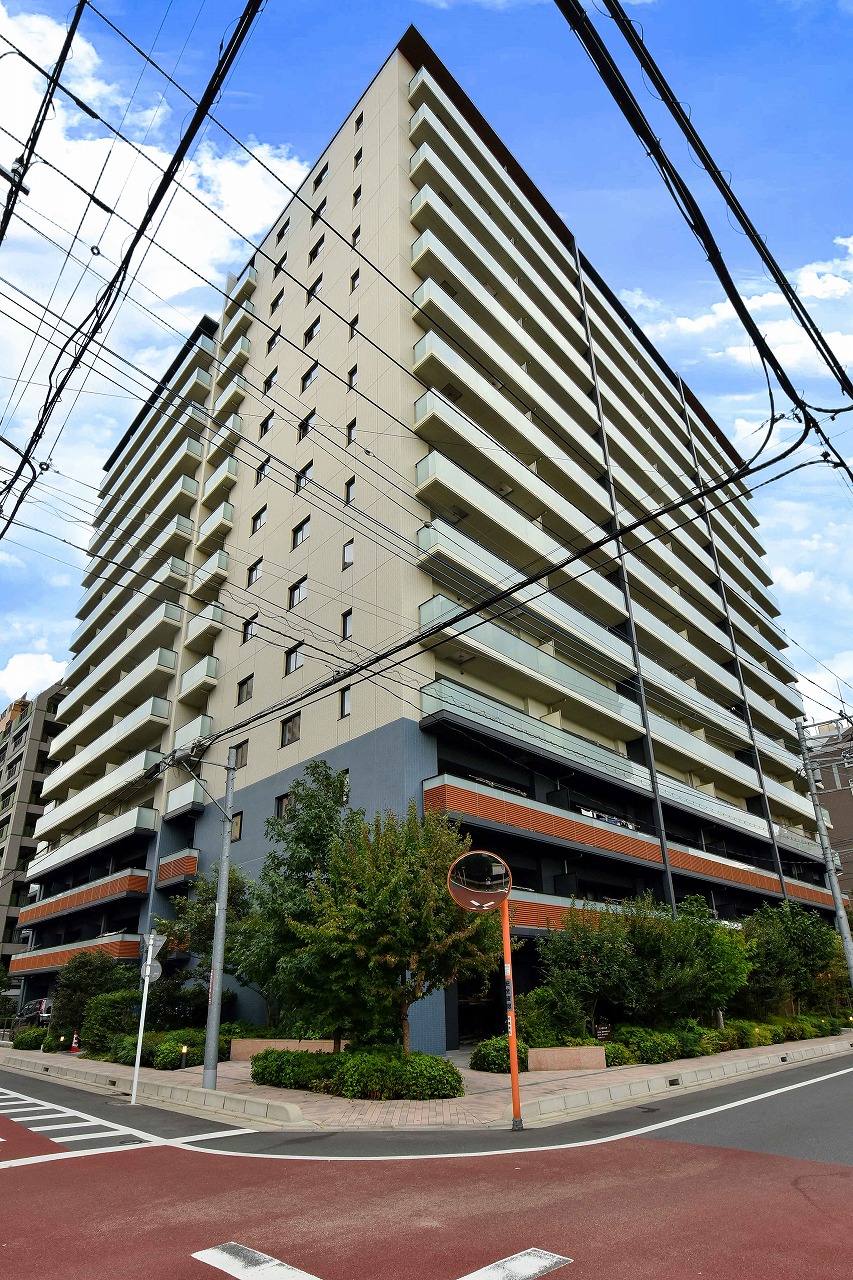 セキュリティーシステム「アウル24」採用。安心してお住まいいただける設備が充実しております。また、かざすだけの非接触キーや２４時間ゴミ出し可能なゴミ置き場など快適な日常を叶える設備も充実しております。