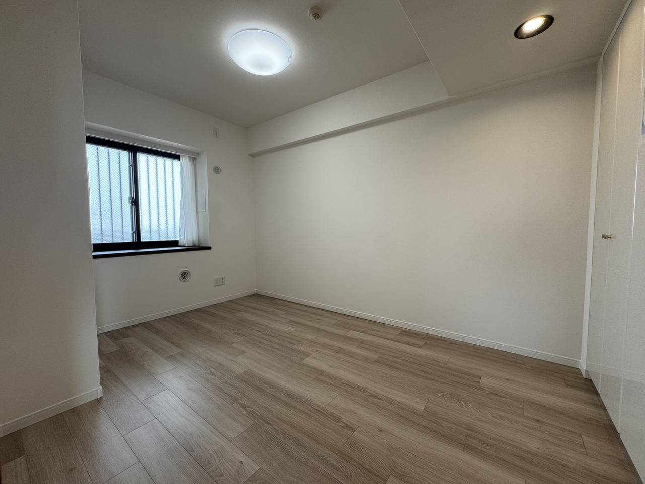 【北東側洋室/約6.0帖】洋室3部屋は、ライフスタイルにあわせて使い分けが可能な振り分けタイプ。プライバシーを確保できる空間は、寝室、子ども部屋、書斎などとして活用いただけます。