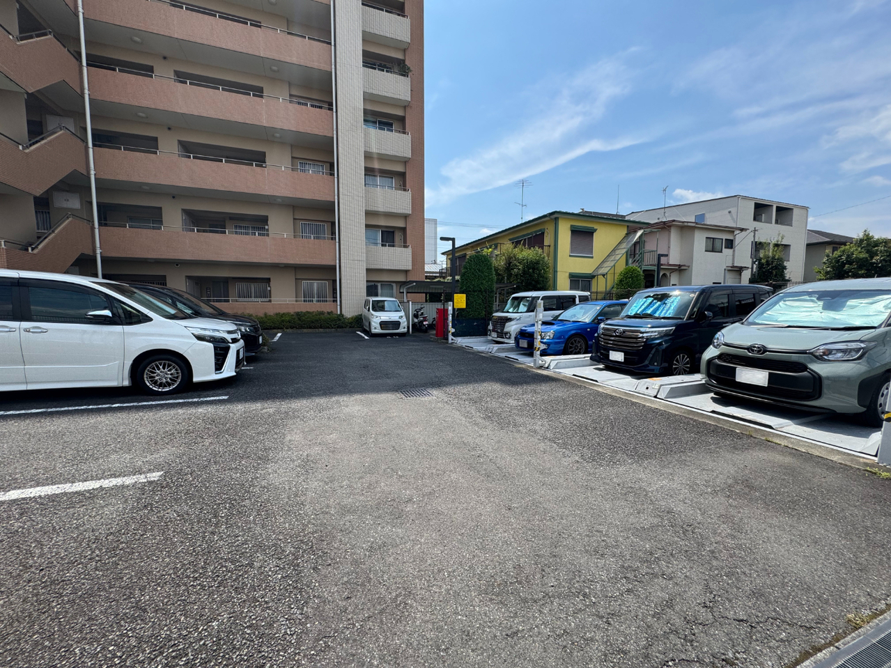 【駐車場】敷地内に駐車場が設けられています。使用料は9000円～13000円/月。空き状況は変動しますので、随時お問い合わせください。
