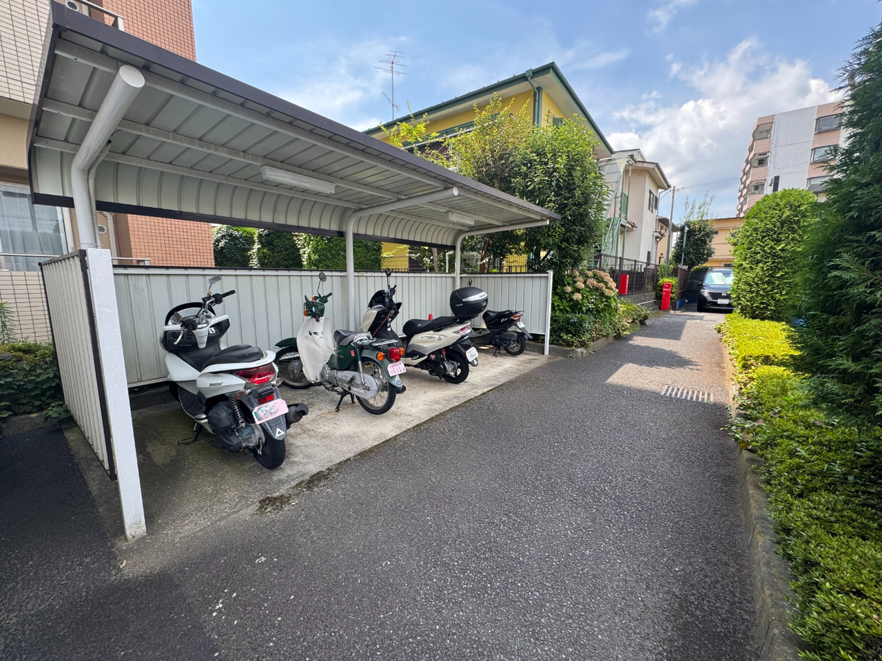 【バイク置き場】屋根付きのバイク置き場です。使用料は1000円/月。空き状況や詳細は、お気軽にお問い合わせください。