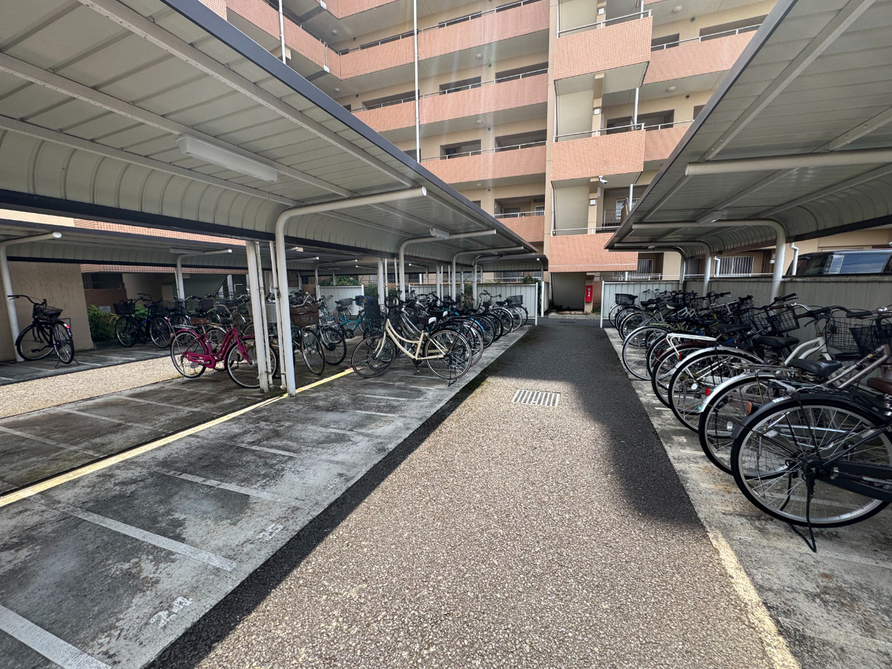 【駐輪場】屋根付きのため、日差しや雨風にさらされにくく、自転車の劣化を防げます。使用料は300円/月。空き状況など、詳細はお気軽にお問い合わせください。