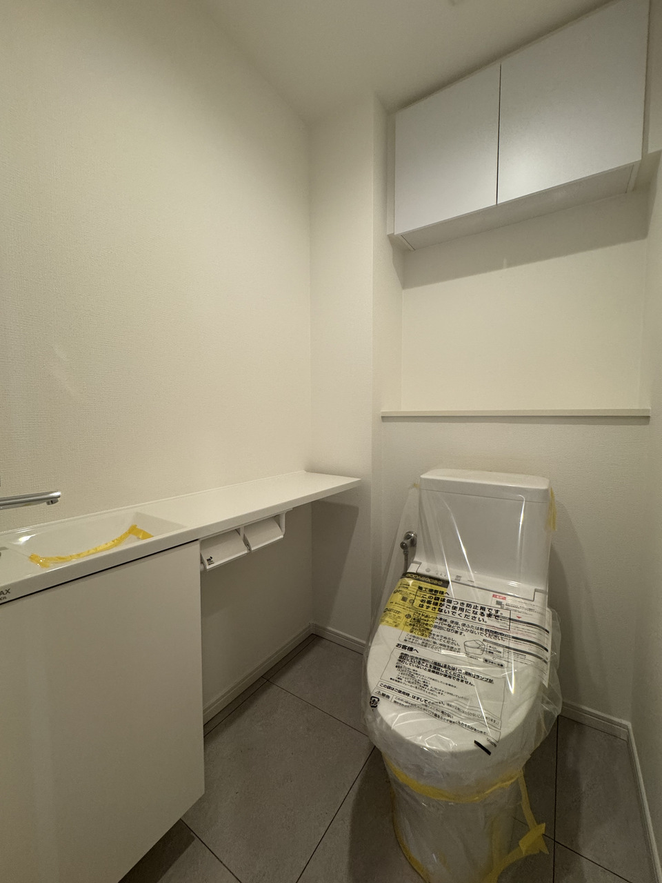 【トイレ】清潔感のあるトイレには、独立した手洗い器が備わっています。飾り棚としても活用可能です。小物などを飾り、お好みの空間づくりができます。