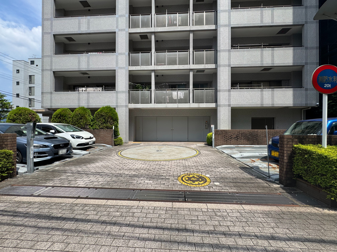 【駐車場】敷地内に設けられた、駐車場の様子です。空き状況・利用料など、詳しくはお気軽にお問い合わせください。