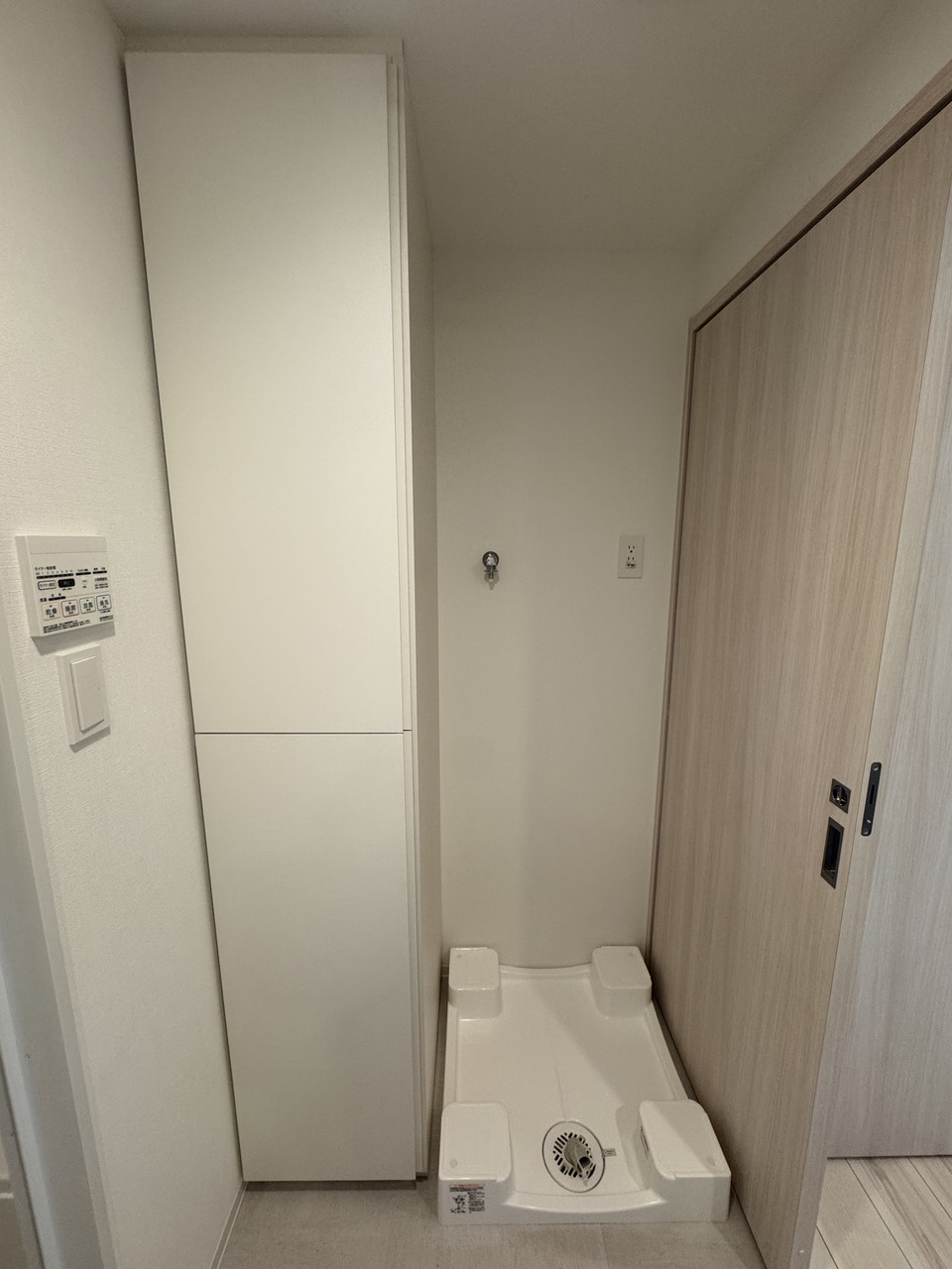 【洗面室】洗濯機用防水パンが設置されています。サイドには収納スペースが備わっており、リネン類や洗剤などの収納に重宝しそうです。
