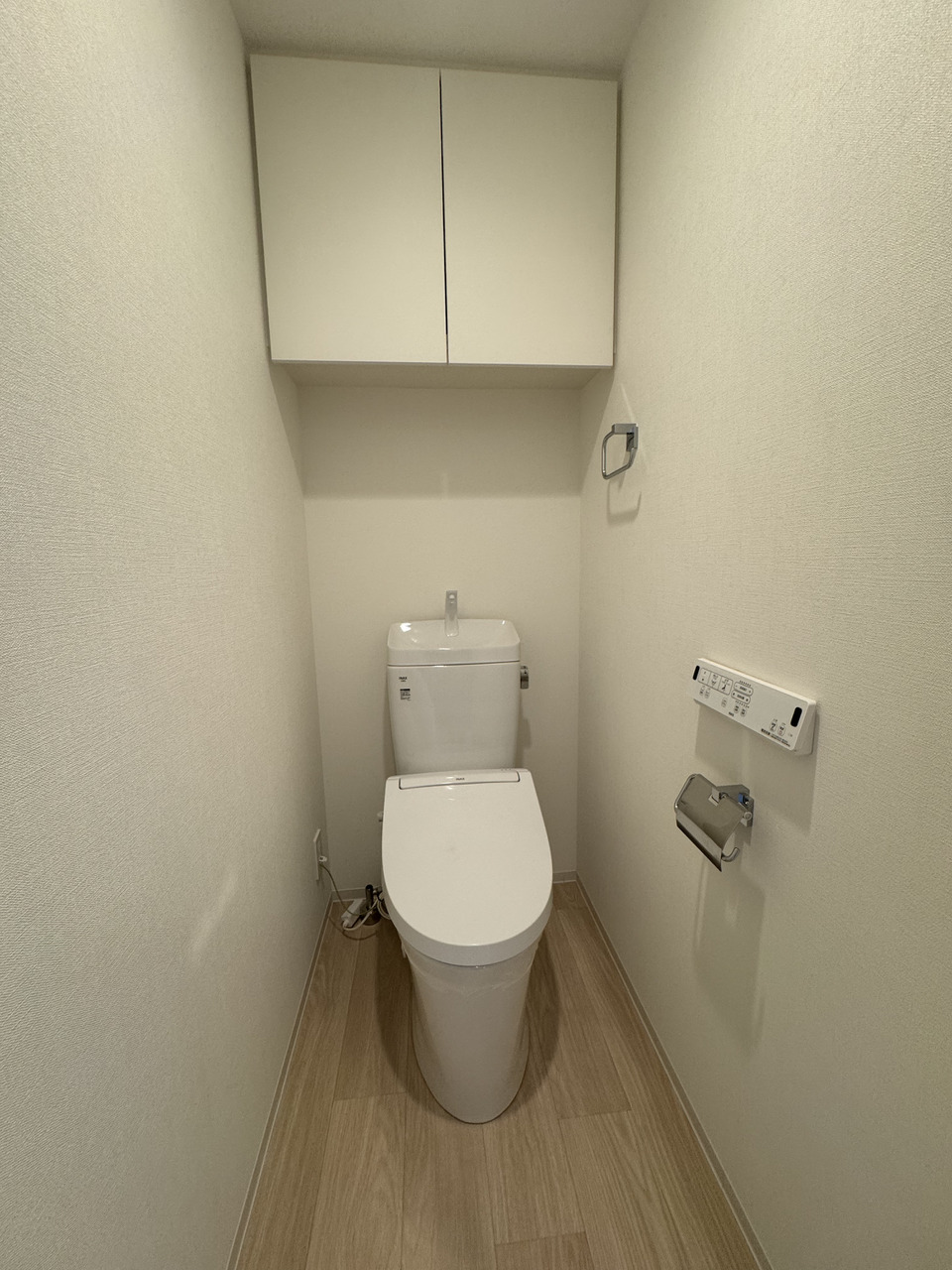 【トイレ】毎日清潔に使用できる温水洗浄便座付き。トイレットペーパーや洗剤がストックできる収納スペースが設置されています。