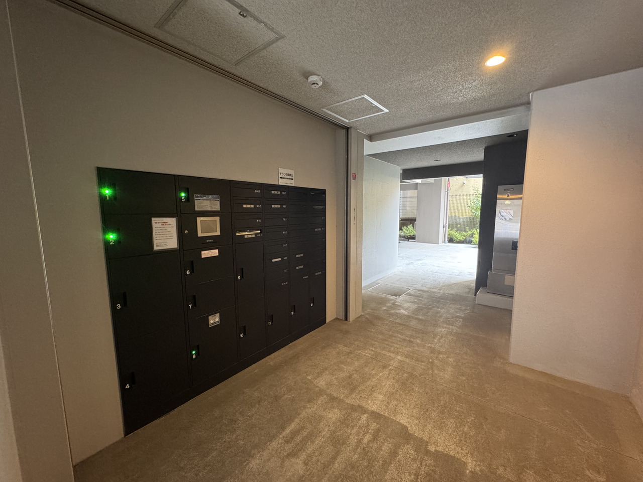 【宅配ボックス】不在時でも荷物の受け取りが可能です。再配達の手間が省けて便利です。