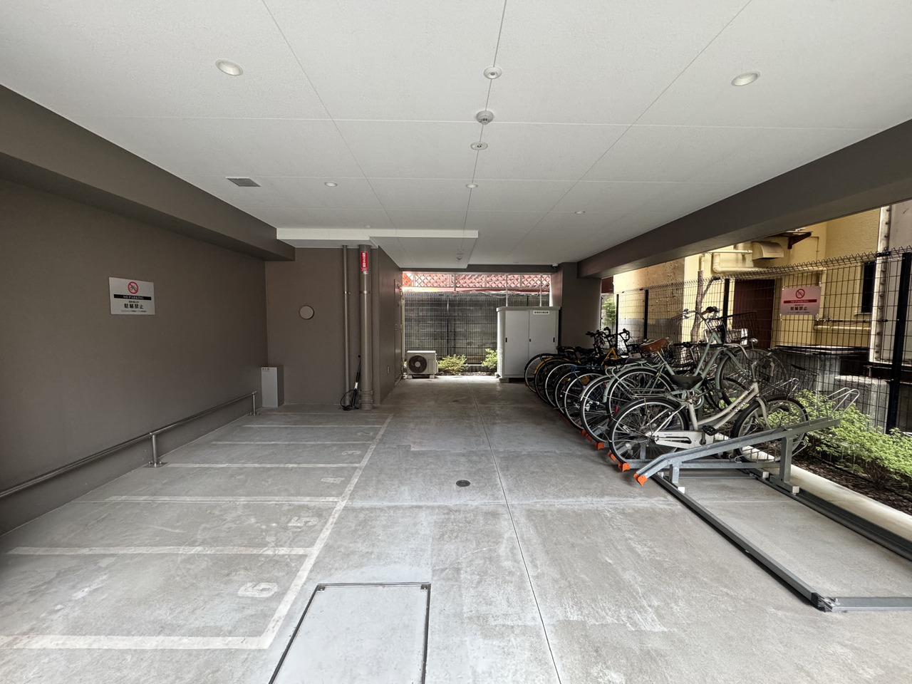 【駐輪場】敷地内の駐輪場の様子です。屋根があり、大切な自転車が雨や直射日光から守られます。