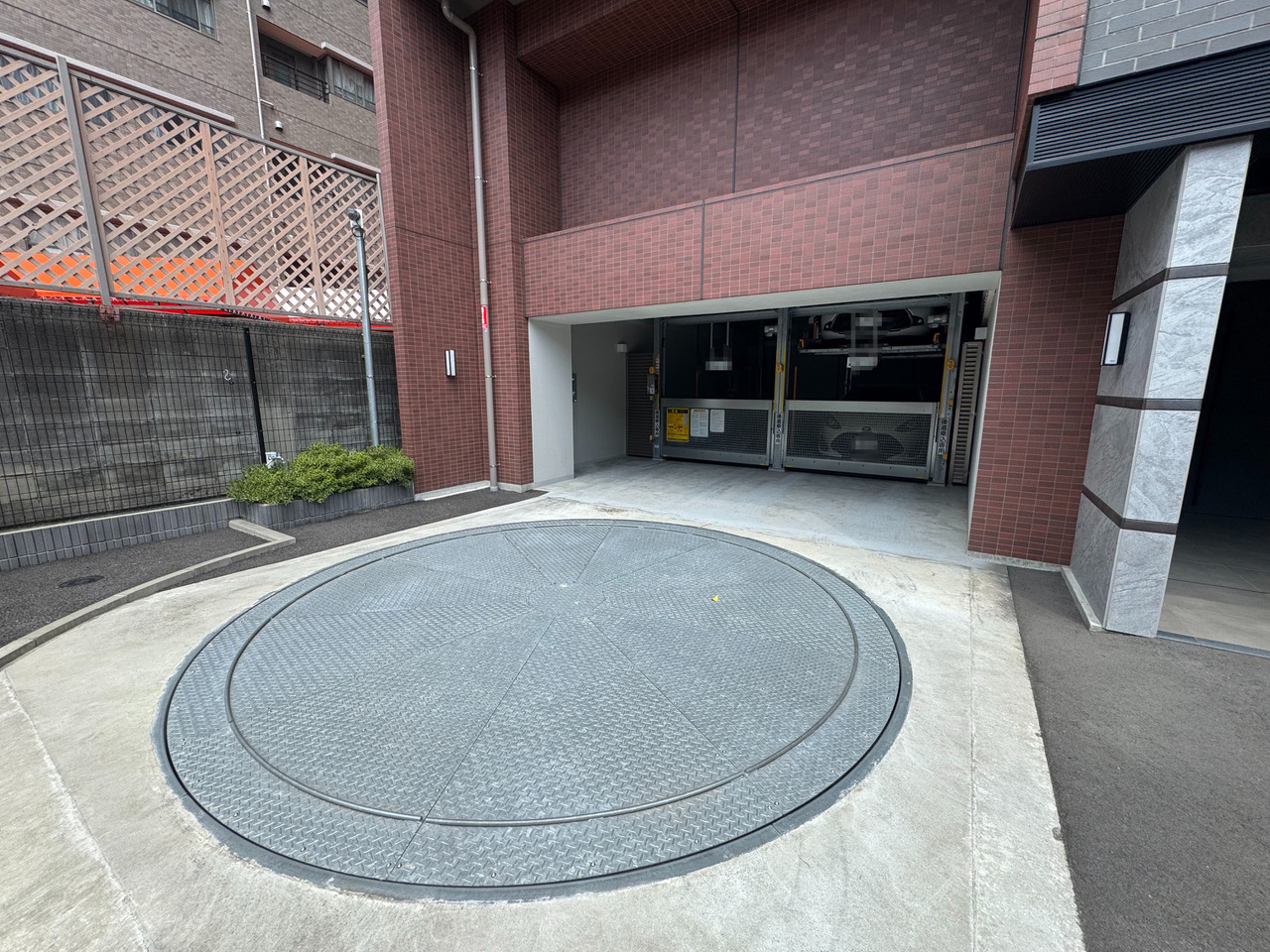 【駐車場】防犯面に配慮された、機械式の駐車場です。空き状況は、随時お問い合わせください。