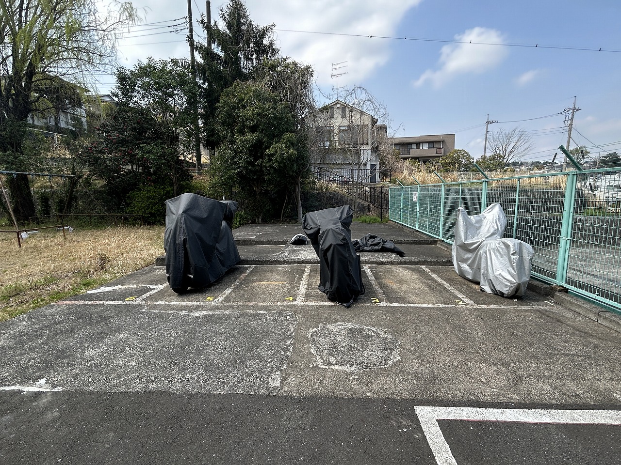 【バイク置場】敷地内に設けられたバイク置場の様子です。現在の空き状況や料金など、詳細についてはお気軽にお問い合わせください。