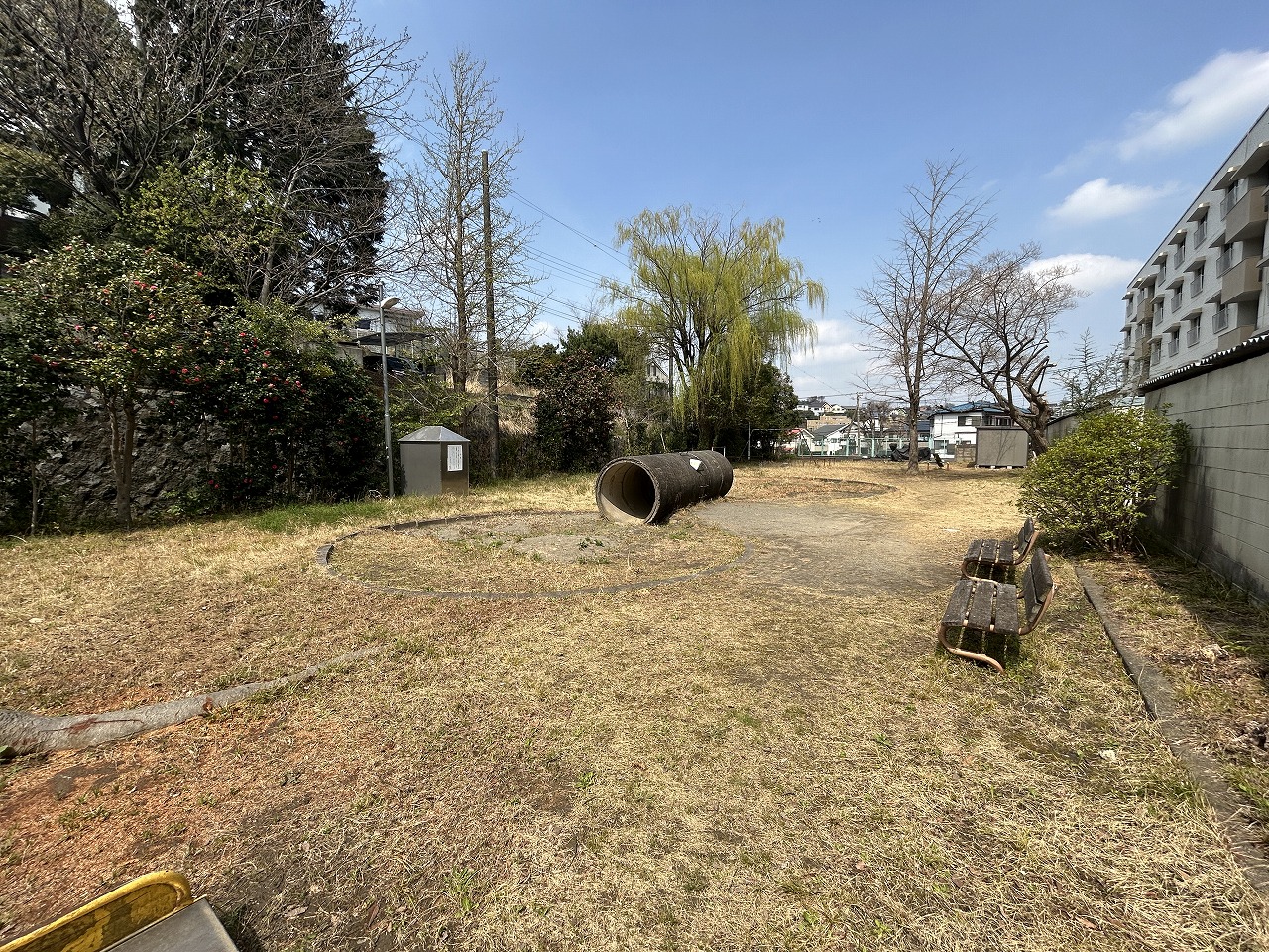 【公園】公園の周囲には植栽が施されています。ベンチが設置されており、季節の移ろいを感じながらゆっくりとお過ごしいただけます。