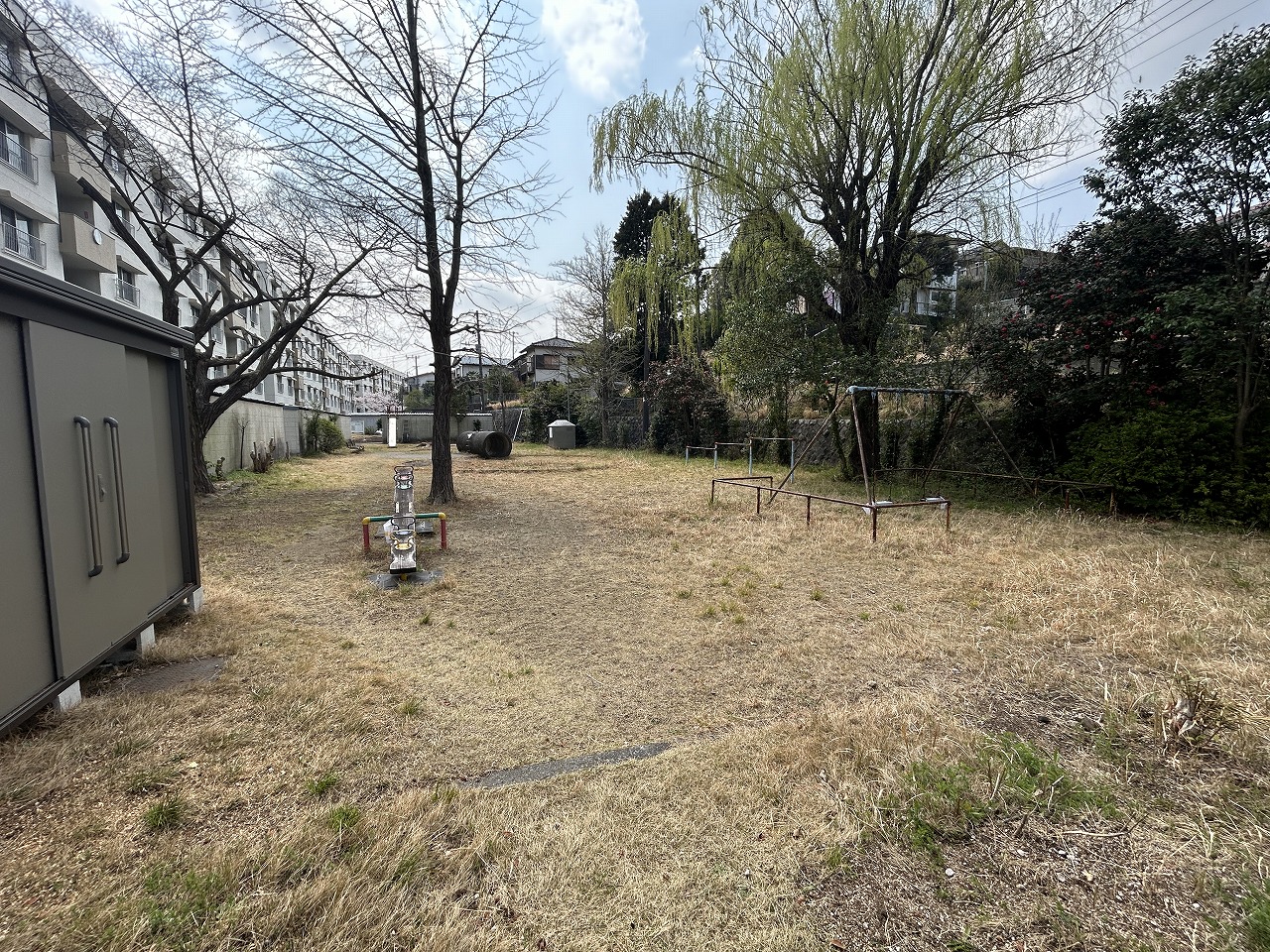 【公園】敷地内に公園が設けられています。ブランコ・シーソーなどの遊具が設置されており、小さなお子様とも安心して遊ぶことができます。