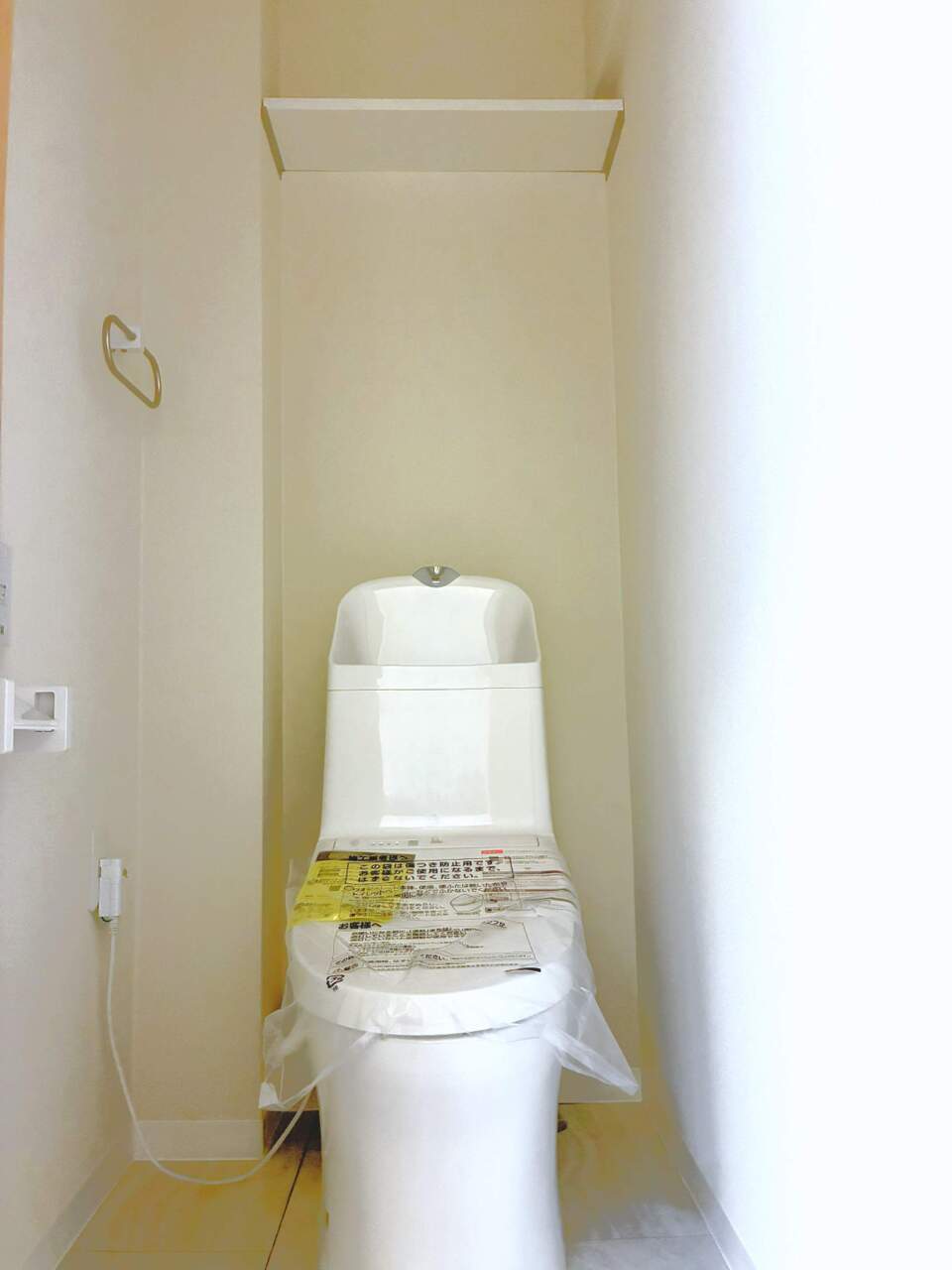 【トイレ】2026年7月に新規交換されたトイレです。上部には棚が設置されており、トイレットペーパーや掃除用具などを収納可能です。