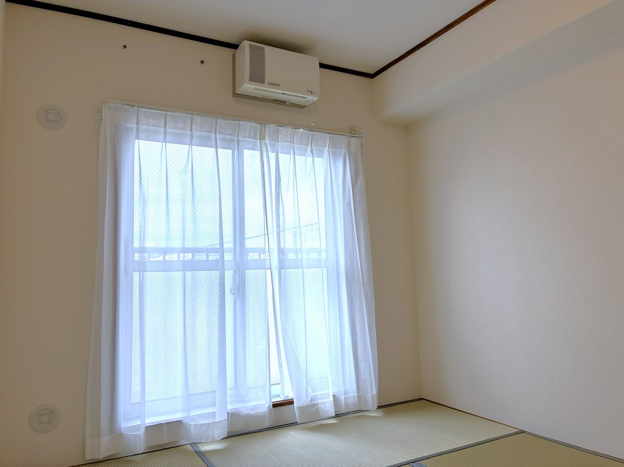 【和室/約6.0帖】LDKから出入りできる和室です。西向きバルコニーに面した窓から陽光が差し込み、ゆったりと過ごすことができます。