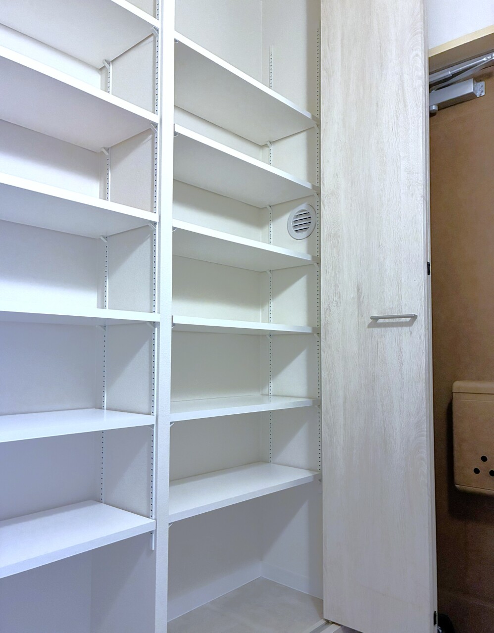 【玄関】玄関には、扉付きの玄関収納が設けられています。可動棚が採用されているので、靴に合わせて高さ調節が可能です。