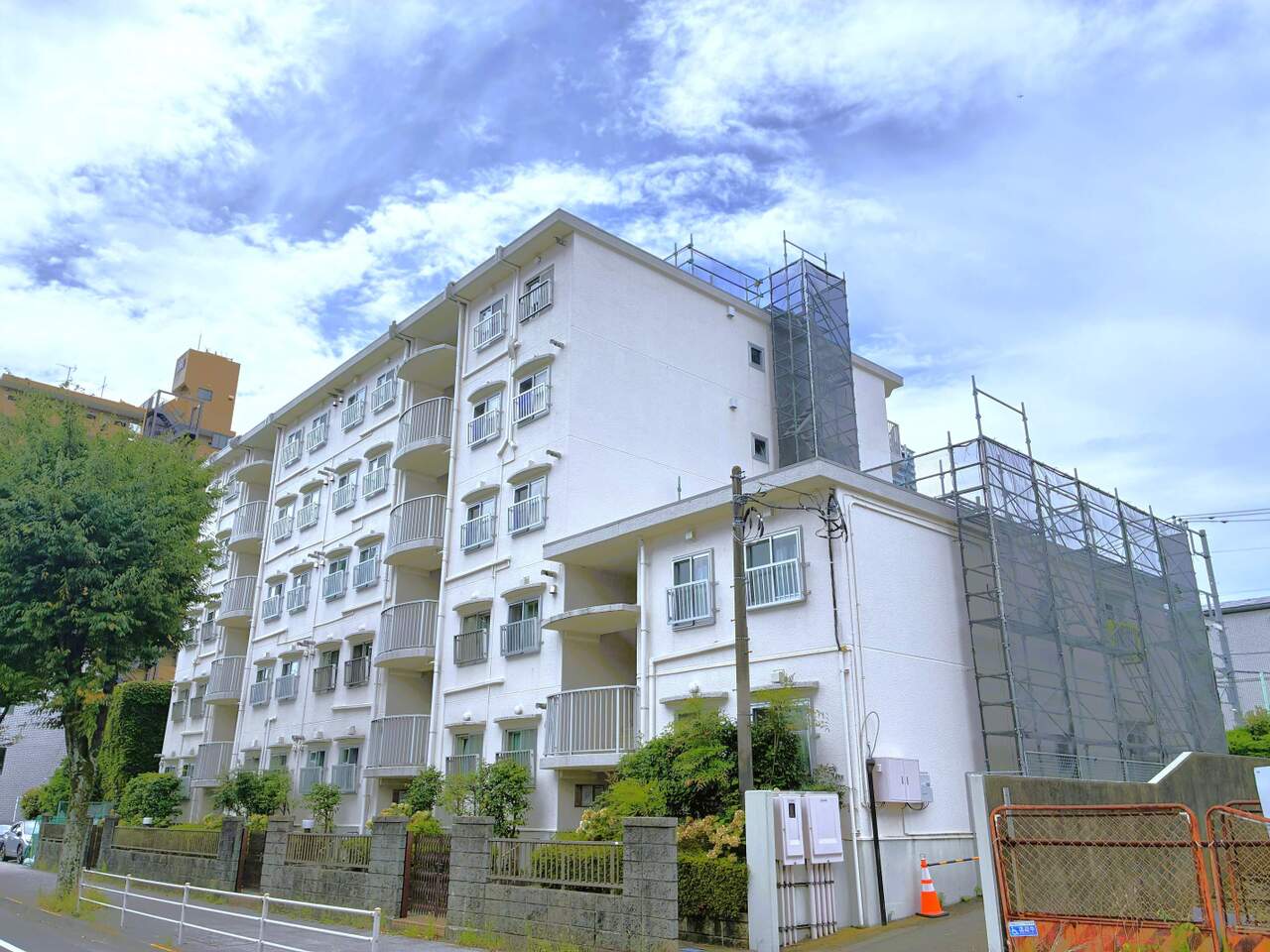 【現地外観写真】小田急小田原線/江ノ島線「相模大野」駅まで徒歩8分。「新宿」駅へのダイレクトアクセスが叶います。通勤・通学だけでなく、休日のお出掛けにも便利な立地です。