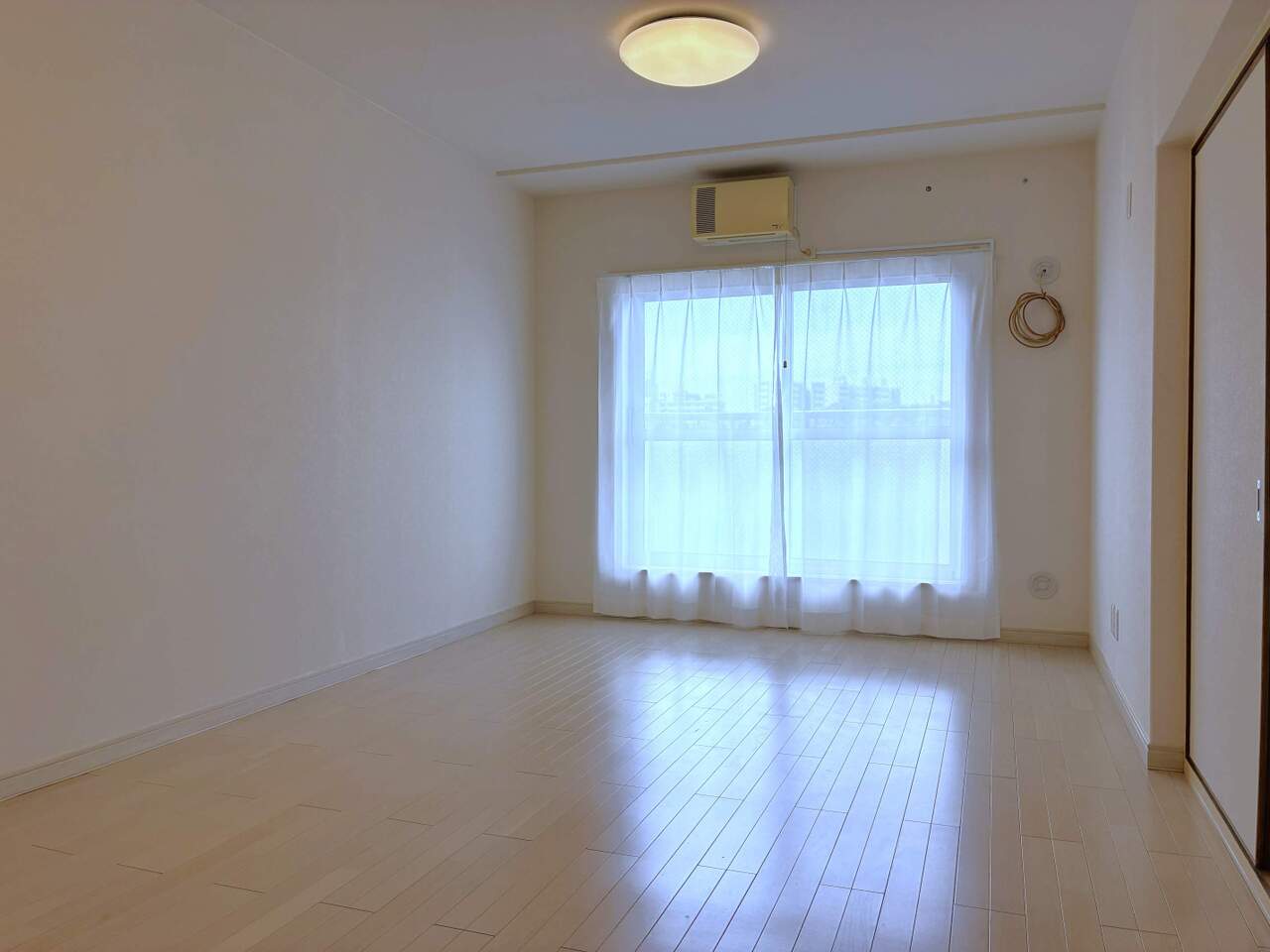 【LDK/約13.0帖】家族が集まるLDKは、西向きバルコニーに面しています。夕方頃まで心地よい陽光が室内へ差し込む空間です。