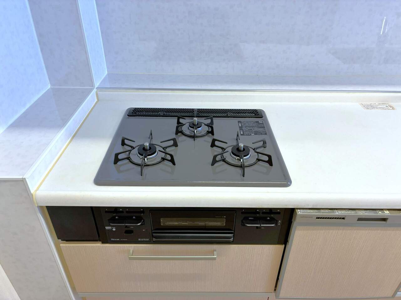 【3口コンロ】キッチンには、グリル付き3口コンロが備え付けられています。複数品を同時に調理可能なので、家事の時短に繋がります。