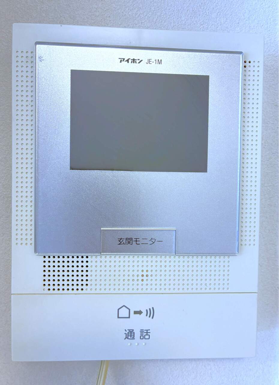 【TVモニタ付きインターホン】来訪者の顔を確認してから対応することができるので、お子様だけでのお留守番など、防犯対策に役立ちます。