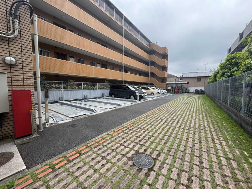 【駐車場】防犯面に配慮した、敷地内駐車場の様子です。空き状況や利用料などの詳細につきましては、お問い合わせくださいませ。