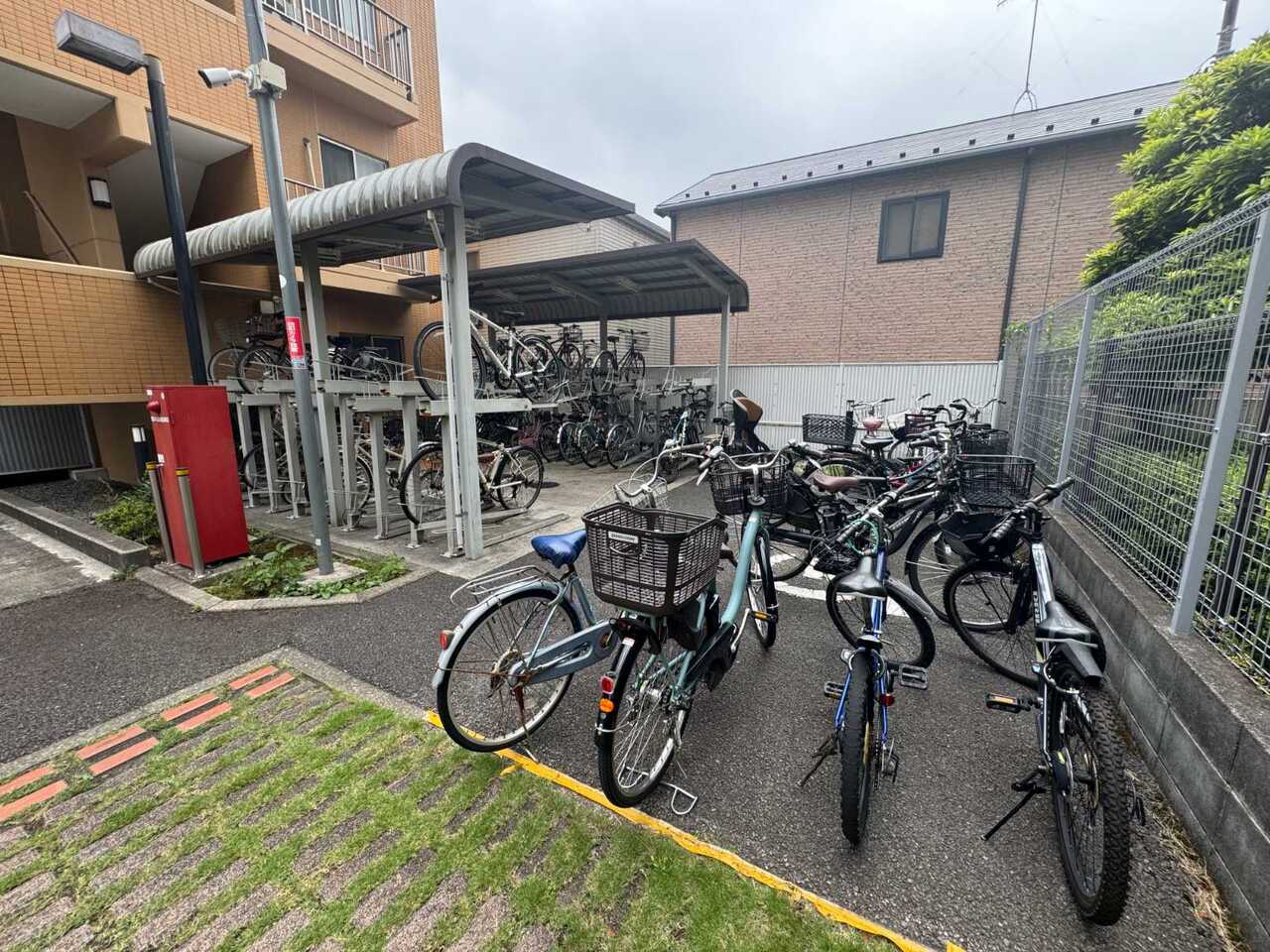 【駐輪場】2段式サイクルラックを設置しているので、自転車をコンパクトに収納することができます。雨の影響を受けにくい屋根付きです。